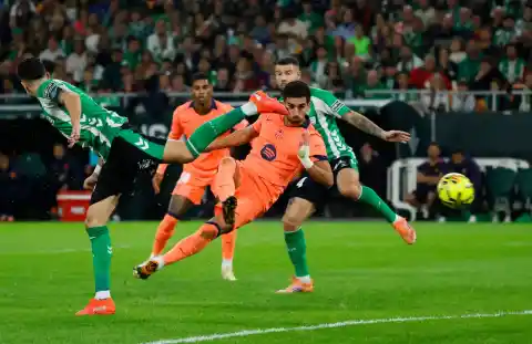 Imagen 1 de El Barça se explica con los goles: vence al Betis con autoridad y consolida el liderato en la Liga