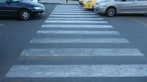 Imagen 1 de Esto es lo que significa dar las gracias con la mano cuando un coche te deja cruzar, según la psicología