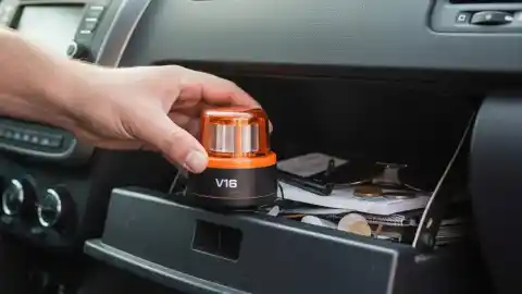 Imagen 1 de Guía completa sobre las luces V16 de la DGT: cómo saber si están homologadas, por qué se implantan, ubicación, precio...