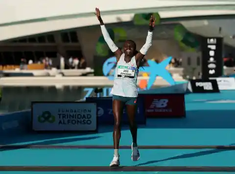 Imagen 1 de Joyciline Jespkosgei se convierte en Valencia en la cuarta maratoniana más rápida de la historia