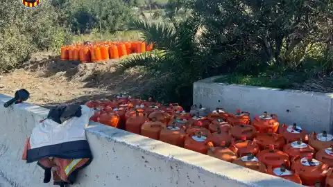 Imagen 1 de Caen más de 200 bombonas de butano al reventar una rueda del camión que las transportaba en la A7 de Valencia
