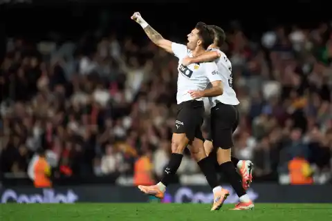 Imagen 1 de Hugo Duro evita con un gol en el descuento un duro traspié del Valencia ante el Sevilla
