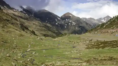 Imagen 1 de La Transpirenaica paso a paso: guía para completar la ruta más larga de los Pirineos por etapas