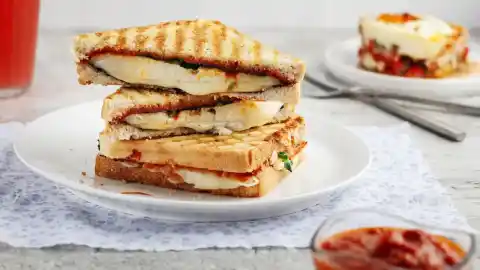 Imagen 1 de Bikini con pimientos de piquillo caramelizados, una receta fácil y deliciosa para triunfar en otoño y reinventar la clásica receta