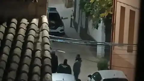 Imagen 1 de Hallan muerto al hombre atrincherado en su casa de San Esteban de Litera tras apuñalar a un miembro de una orquesta