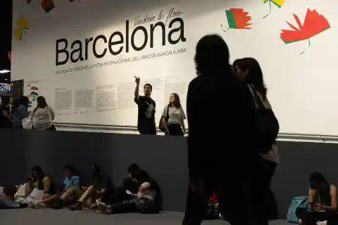 Imagen 1 de La FIL bate récords con la edición dedicada a Barcelona y se acerca al millón de visitantes