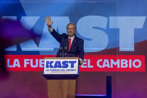 Imagen 1 de Kast se viste de presidente en la campaña de segunda vuelta