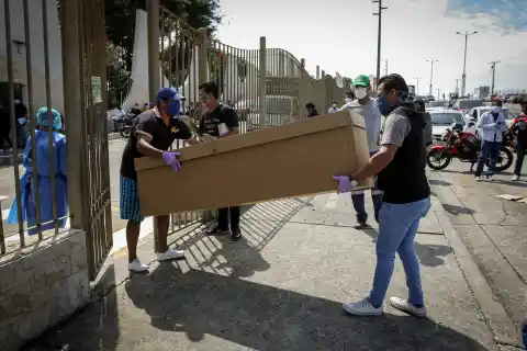Imagen 1 de La crisis de salud en Ecuador toca fondo con cadáveres entregados en cajas de cartón y un sistema al borde del colapso