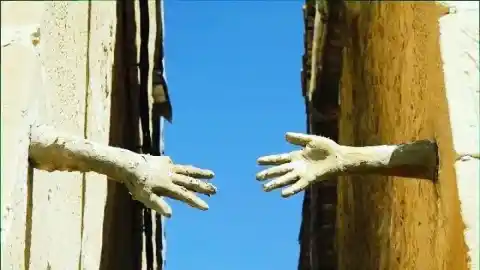 Imagen 1 de Sajazarra, el pueblo medieval riojano con manos en las parede