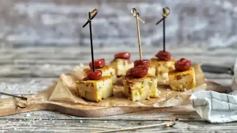 Imagen 1 de Tortilla de gnocchis y chorizo: un bocado sabroso y fácil de preparar