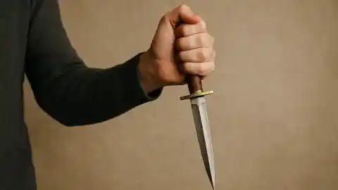 Imagen 1 de ¿De dónde proviene la expresión ‘puñalada trapera’?