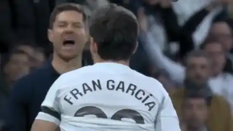 Imagen 1 de "Fran, no me jodas": la reacción de Xabi Alonso a la expulsión del jugador del Real Madrid en un minuto
