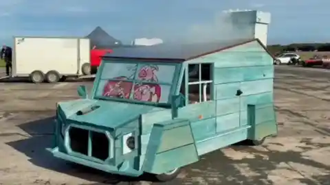 Imagen 1 de Un jubilado circula a casi 200 km/h pilotando su caseta de jardín rodante