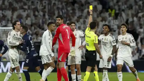 Imagen 1 de División en el vestuario del Real Madrid tras la derrota y con una importante ausencia: "Eso es una excusa, estamos tirando LaLiga"