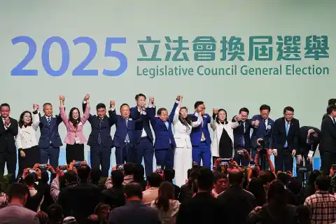 Imagen 1 de El principal partido de Hong Kong afianza su dominio tras unas elecciones marcadas por el trauma del incendio de los rascacielos