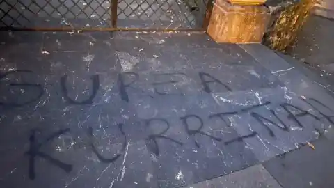 Imagen 1 de Las juventudes de la izquierda abertzale se atribuyen el ataque contra la Casa de Juntas de Gernika