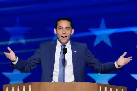 Imagen 1 de Carlos Eduardo Espina: “Subo 15 videos al día porque me pongo límites, pero podrían ser 30 o 40 con todo lo que pasa”