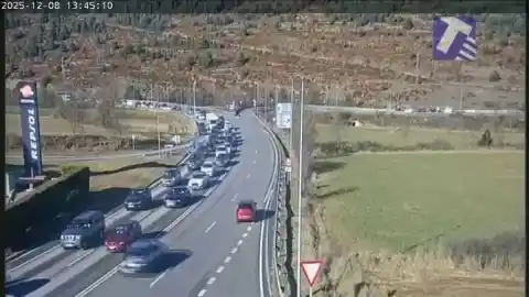 Imagen 1 de 12 kilómetros de retención en La Nou de Berguedà por la operación retorno