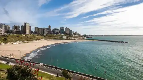 Imagen 1 de La vibrante ciudad argentina donde nació Chenoa: playas, edificios históricos y una gastronomía única