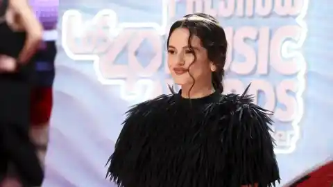 Imagen 1 de La inesperada 'visita' que recibe Rosalía en una entrevista se hace viral: "Llegó Rauw Alejandro"