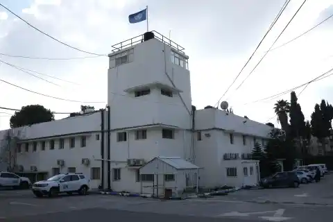 Imagen 1 de La policía israelí irrumpe en la sede de la UNRWA en Jerusalén Este y sustituye la bandera de la ONU por una de Israel