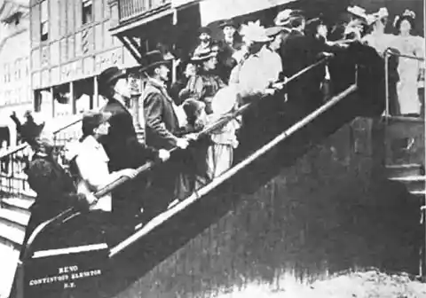 Imagen 1 de El invento que sube y baja: la reñida historia detrás de la escalera mecánica