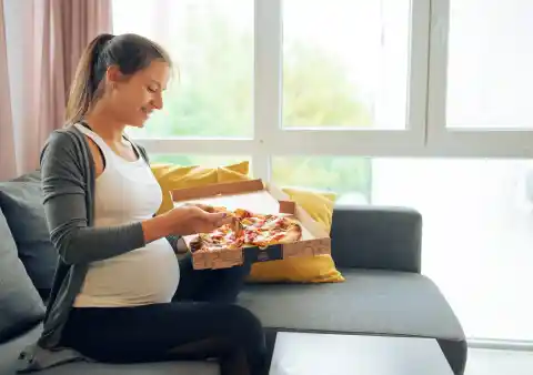 Imagen 1 de Por qué no hay que sentir culpa de los antojos durante el embarazo: querer chocolate o pizza tiene una base biológica