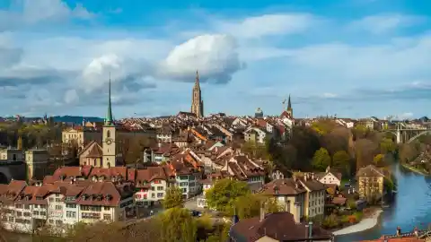 Imagen 1 de Ni Zúrich ni Ginebra: la ciudad suiza que seduce con sus casas tradicionales y encanto medieval