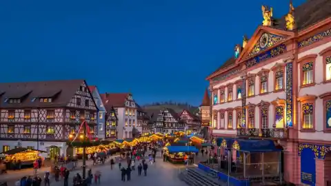 Imagen 1 de Así es el pueblo de cuento de hadas con el calendario de adviento más grande del mundo