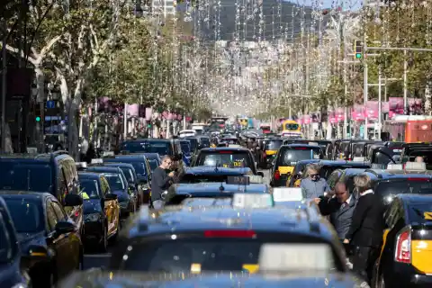 Imagen 1 de El taxi se moviliza en Barcelona para presionar al Parlament para que no modifiquen la ‘ley antiuber’