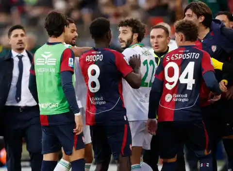 Imagen 1 de Mario Hermoso rompe el ‘fair-play’ tras ser insultado por un jugador del Cagliari: “Tu madre debe morir”