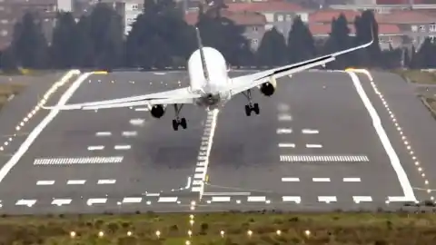 Imagen 1 de Desviados dos vuelos en el aeropuerto de Bilbao por el fuerte viento