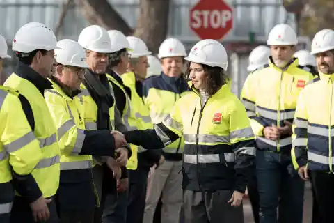 Imagen 1 de Ayuso carga contra la encuesta que la valora mejor que a Feijóo: “Es una estrategia de Moncloa para debilitar al líder del PP”