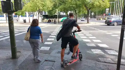 Imagen 1 de Más de dos personas ingresan de media al día en las Urgencias del Virgen del Rocío por accidentes de patinete