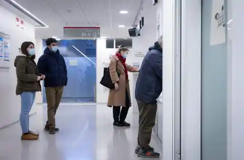 Imagen 1 de Las mascarillas serán obligatorias en centros de salud y residencias ante el avance de la gripe en Cataluña