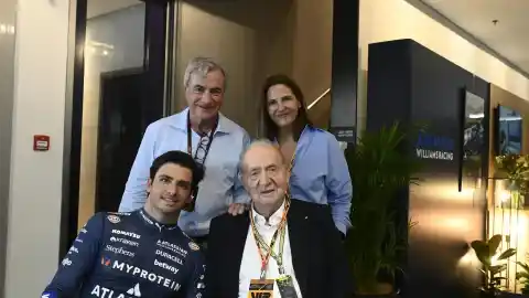 Imagen 1 de El encuentro entre el rey Juan Carlos I y la familia Sainz en el Gran Premio de Abu Dhabi de Fórmula 1