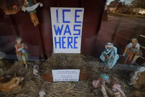 Imagen 1 de ‘El ICE estuvo aquí’: una iglesia de Massachusetts mantiene un belén navideño en contra de las redadas a pesar de las críticas