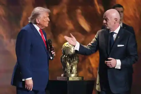 Imagen 1 de Gianni Infantino es acusado de romper el código ético de la FIFA por sus comentarios y por conceder el premio de la paz al presidente Trump