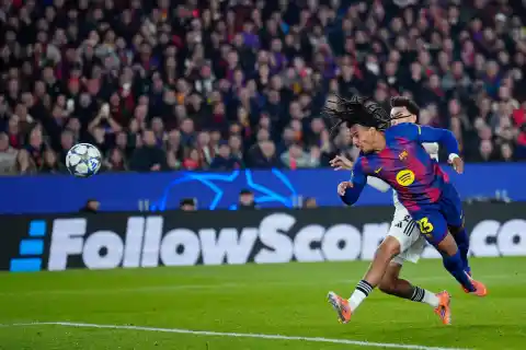 Imagen 1 de El momento Koundé salva al Barcelona ante un defensivo Eintracht