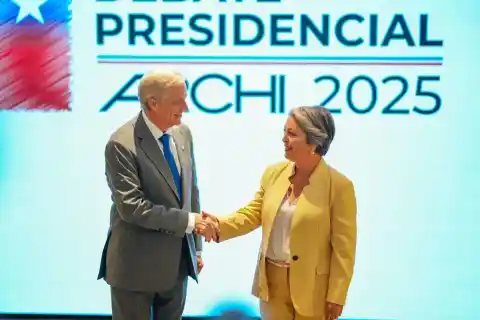 Imagen 1 de Debate presidencial Anatel 2025, en vivo | Jeannette Jara y José Antonio Kast se enfrentan en su último ‘cara a cara’