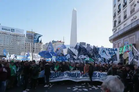 Imagen 1 de La reforma laboral de Milei impulsa bajar los aportes patronales y las indemnizaciones por despido