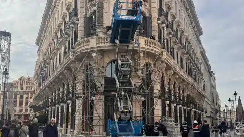 Imagen 1 de El hotel Four Seasons inicia el montaje del árbol de Navidad en su fachada tras un retraso en la licencia municipal