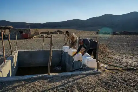 Imagen 1 de Granjas que agonizan y familias desplazadas: la sequía en Irán afecta a millones de personas