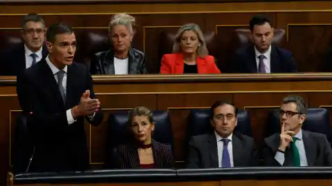 Imagen 1 de Feijóo ataca con los casos de acoso a mujeres en el PSOE y Sánchez carga contra la “coalición negacionista” del PP con Vox