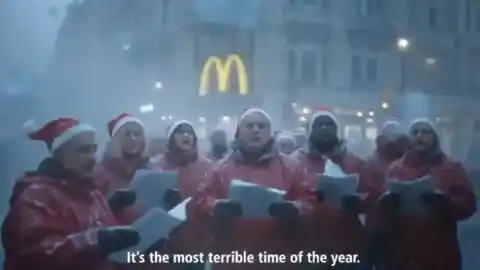 Imagen 1 de McDonald's desata la polémica con un anuncio navideño hecho con IA y termina retirándolo ante las críticas
