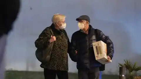 Imagen 1 de Las mascarillas son obligatorias en hospitales y residencias de Catalunya: ¿quién debe llevarlas?, ¿hasta cuándo?...