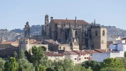 Imagen 1 de La ciudad extremeña donde nació Robe, líder de Extremoduro: una de las pocas de España con dos catedrales