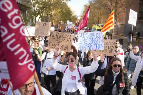 Imagen 1 de Los médicos catalanes en huelga regresan a las calles: “Nos están haciendo atender a los pacientes saltándonos todos los límites”