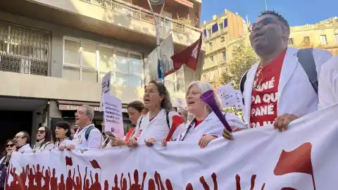 Imagen 1 de 800 médicos catalanes se manifiestan en Barcelona en la segunda jornada de huelga para exigir un convenio propio