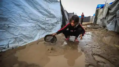 Imagen 1 de Inundaciones en Reino Unido, éxodo en Camboya, protestas en Grecia y más imágenes de la jornada